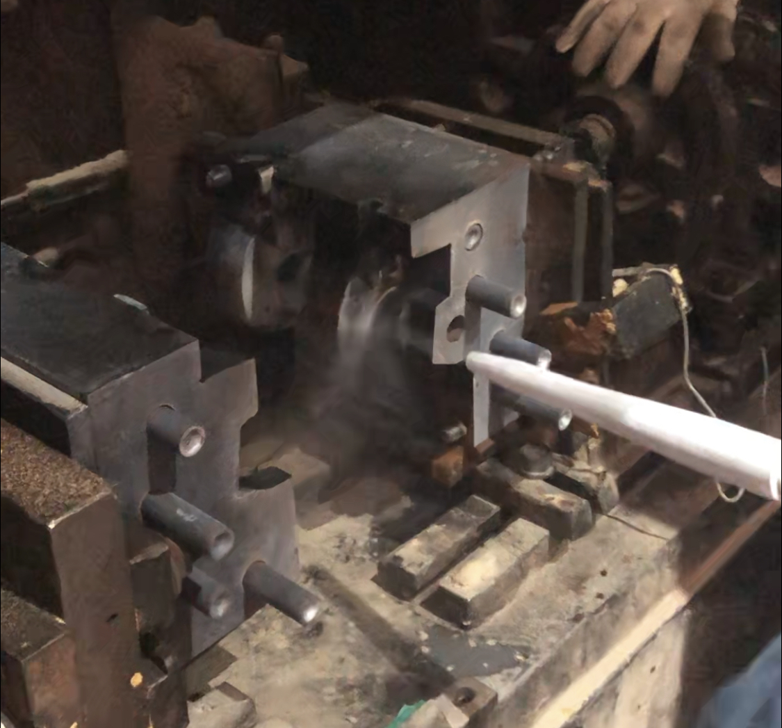 干冰清洗機可以用于清洗各種行業(yè)的模具 