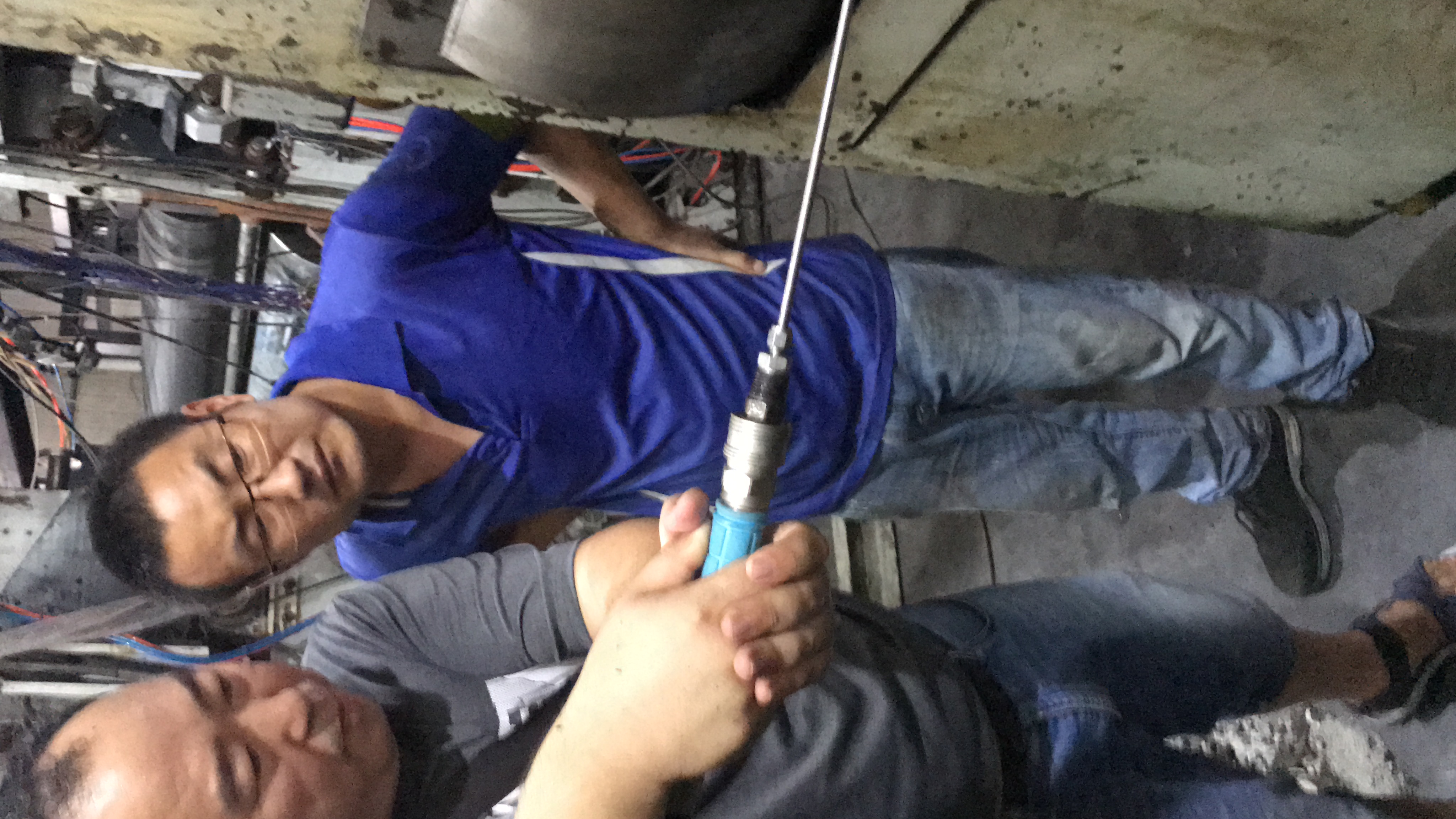 干冰清洗工廠設備油污 